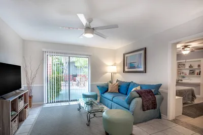 Great Location! Walk to beach and restaurants!